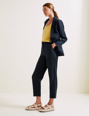 marksandspencer_SS22_T50_8004T_kalhoty s plisovanim_navy 2199Kc_modelka.jpg